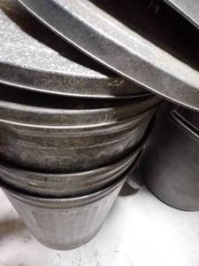 lot 122 image: Lot of 3 Metal Trash Cans with lids