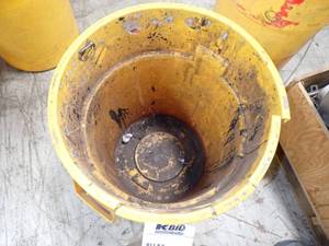 lot 27 image: 55 Gallon Trash Can Plastic