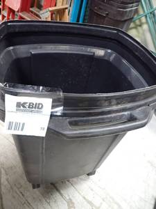 lot 19 image: 55 Gallon Trash Can Plastic