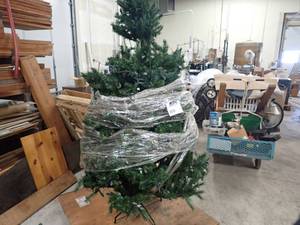 lot 90 image: Christmas Tree lots of lights