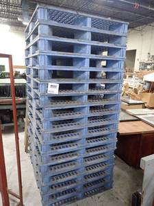 lot 148 image: Lot of 17 Heavy Duty Plastic Blue Pallets