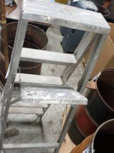 lot 174 image: 6 Foot aluminum ladder