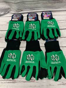 lot 73 image: 6 Pair of UND Kids Gloves