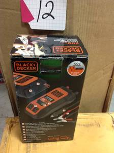 lot 12 image: BLACKDECKER 500-Watt Power Inverter  in good condition
