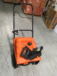 YARDMAX 18 in. Single-Stage Gas Snow Blower in good conditions