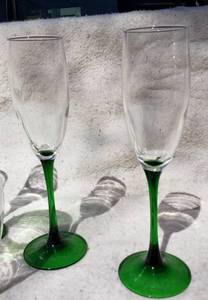 Set of 4 Green stemware champagne flutes and vase