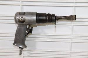 lot 30 image: Central Pneumatic Air Chisel