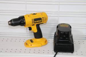 lot 55 image: Dewalt 18V Cordless Drill DC970