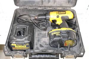 lot 57 image: Dewalt 18 volt Drill DC759 in case