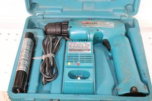lot 60 image: Makita 9.6 volt Drill 5095D in case