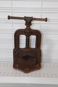 lot 100 image: Pipe Vise