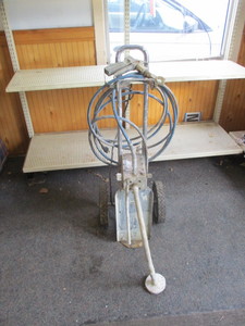 lot 19 image: Airless paint sprayer