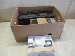 lot 21 image: Antique Radios