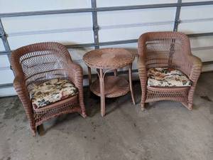 lot 16 image: Antique Wicker Table & Rocking Chairs