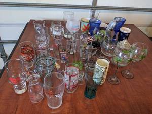 lot 37 image: Collector Glass Lot 2 with Statues