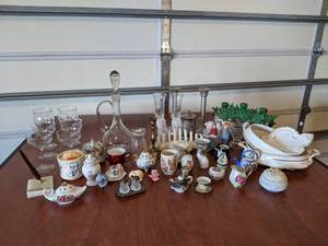 lot 39 image: Knicknacks, Tchotchkes, Dishes, and Glassware