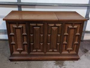 lot 21 image: Vintage Zenith Cabinet Radio & Turntable
