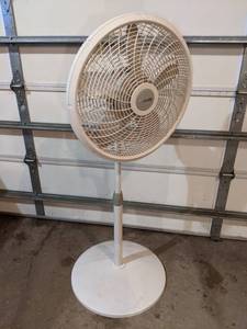 lot 46 image: 20 Oscillating Lasko Stand Fan