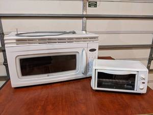 lot 49 image: Maytag Built-In Microwave & Toastmaster Toaster Oven Broiler