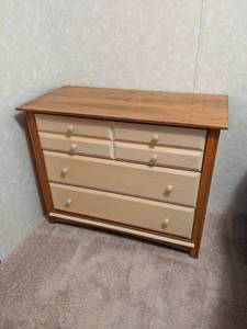 lot 23 image: 3-Drawer Dresser