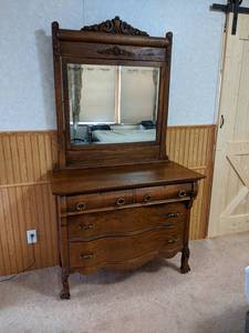 lot 9 image: Beautiful Antique Carved Solid Wood Dresser