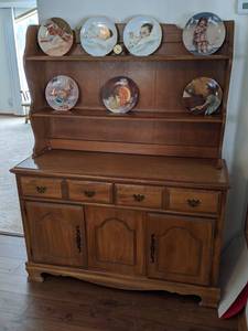 lot 5 image: Solid Wood Vintage Hutch