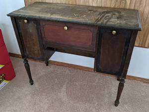 lot 13 image: Antique Table