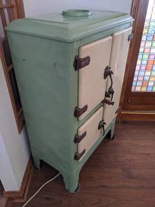 lot 4 image: Vintage Ice Box