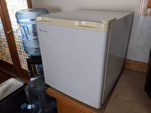 lot 18 image: Mini Fridge - WORKS