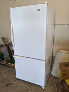 lot 3 image: Amana Free Standing Refrigerator with Bottom Freezer