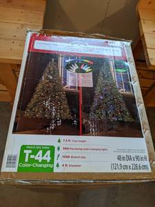 lot 68 image: 7.5 Pre-Lit LED Christmas Tree