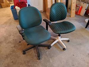 lot 78 image: 2 Wheeled Green Office Chairs