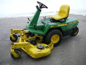 lot 1 image: John Deere F525 with 48 Deck