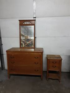 lot 3 image: 3 Piece Vintage Bedroom Furniture