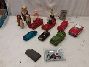 lot 58 image: Franklin Mint 1957 Corvette, Avon Car Decanters, Redwing Mug