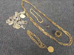 lot 10 image: Jewelry...