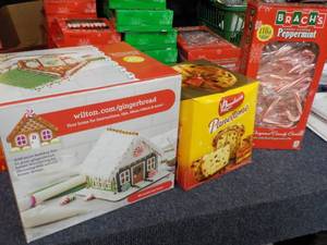 lot 54 image: Gingerbread House Kit, Bauducco Pan...