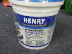lot 69 image: Henry 1 Gallon Premixed Patch n Lev...