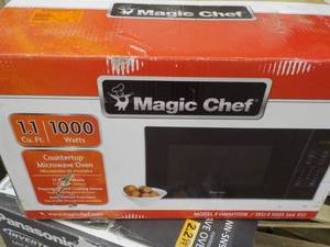 lot 95 image: Magic Chef 1.1 cu ft 1000 watts Cou...