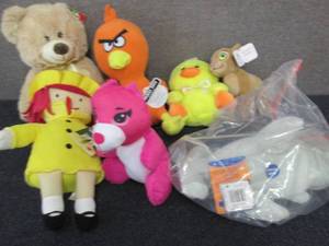 lot 172 image: 7 Medium Plush Toys W4...