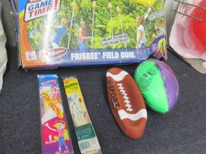 lot 173 image: Frisbee Field Goal, 2 Gliders, 2 Fo...
