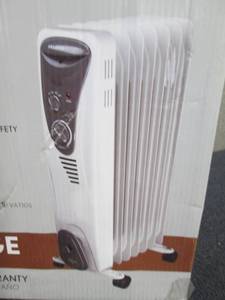 lot 204 image: 1,500-Watt Electric Oil-Filled Radi...
