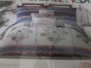 lot 35 image: King Comforter Set by Jessica Simps...