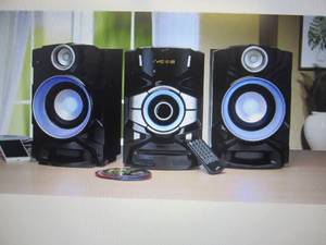 lot 127 image: CD Stereo Music System with FM Radi...