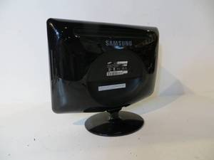 lot 24 image: Samsung 19 Monitor