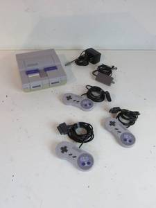 lot 32 image: Super Nintendo w3 Controllers