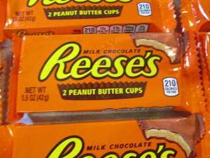 lot 268 image: 12 Reeses Peanut Butter Cups Best b...