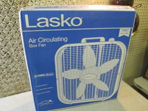 lot 32 image: Lasko 20 3-Speed Box Fan Open Box ...