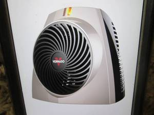 lot 47 image: Vornado 1559 BTU 750-Watt Personal ...