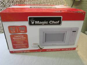 lot 76 image: Magic Chef 0.7 cu ft Countertop Mic...